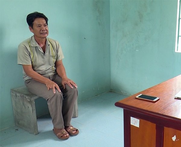 Gã đàn ông cho bé gái xem phim đen rồi giở trò dâm ô