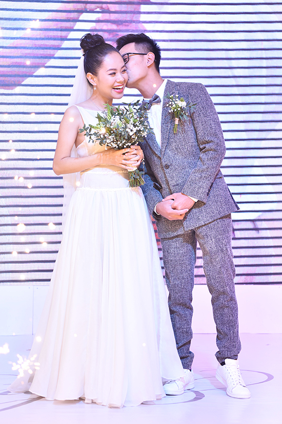 Hoàng Quyên hát hit Mỹ Tâm tặng chồng trong lễ cưới