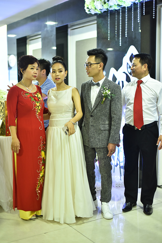 Hoàng Quyên hát hit Mỹ Tâm tặng chồng trong lễ cưới