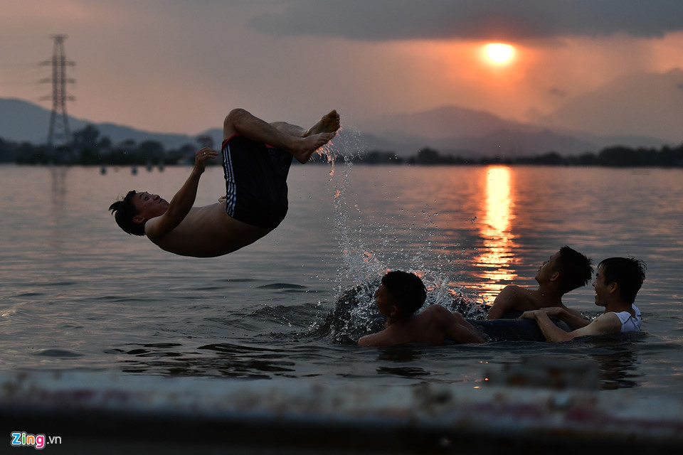 Đổ xô ra đường bơi lội, đánh cá sau hai ngày mưa ngập