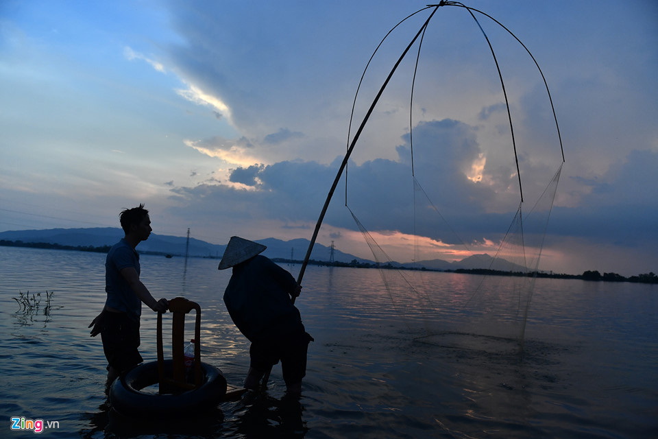 Đổ xô ra đường bơi lội, đánh cá sau hai ngày mưa ngập