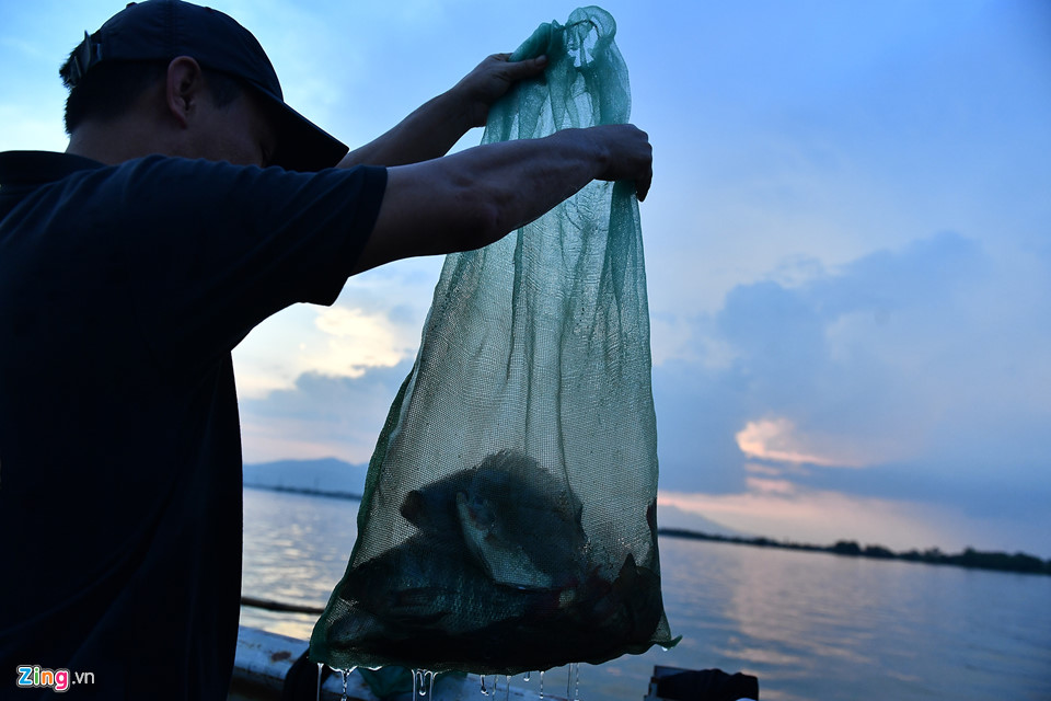 Đổ xô ra đường bơi lội, đánh cá sau hai ngày mưa ngập