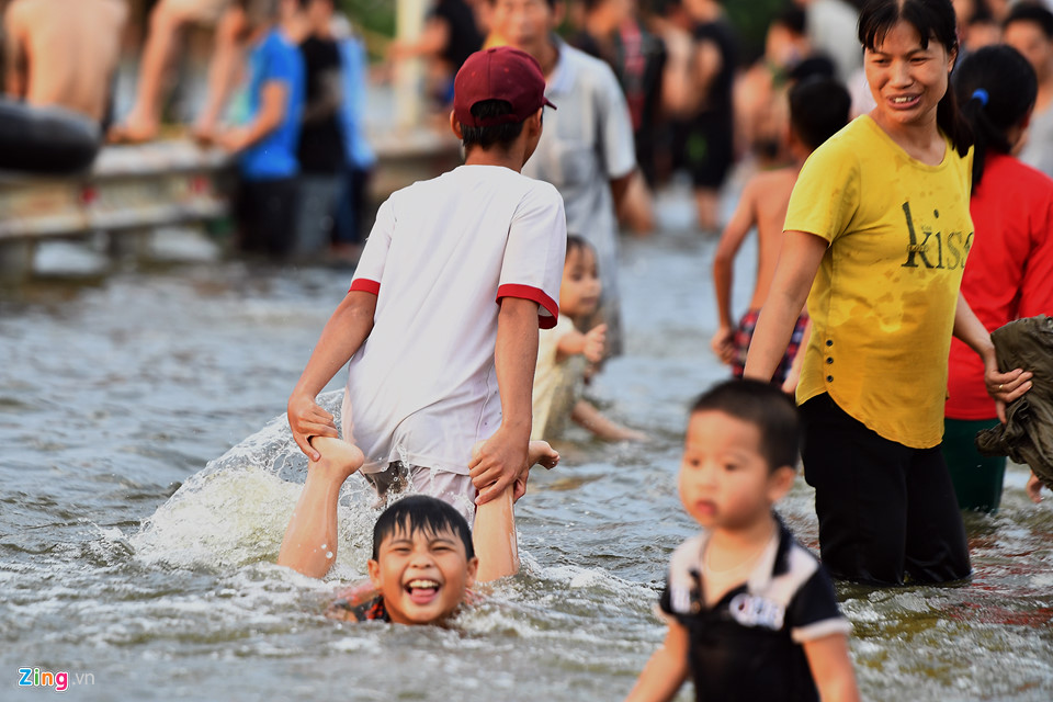 Đổ xô ra đường bơi lội, đánh cá sau hai ngày mưa ngập