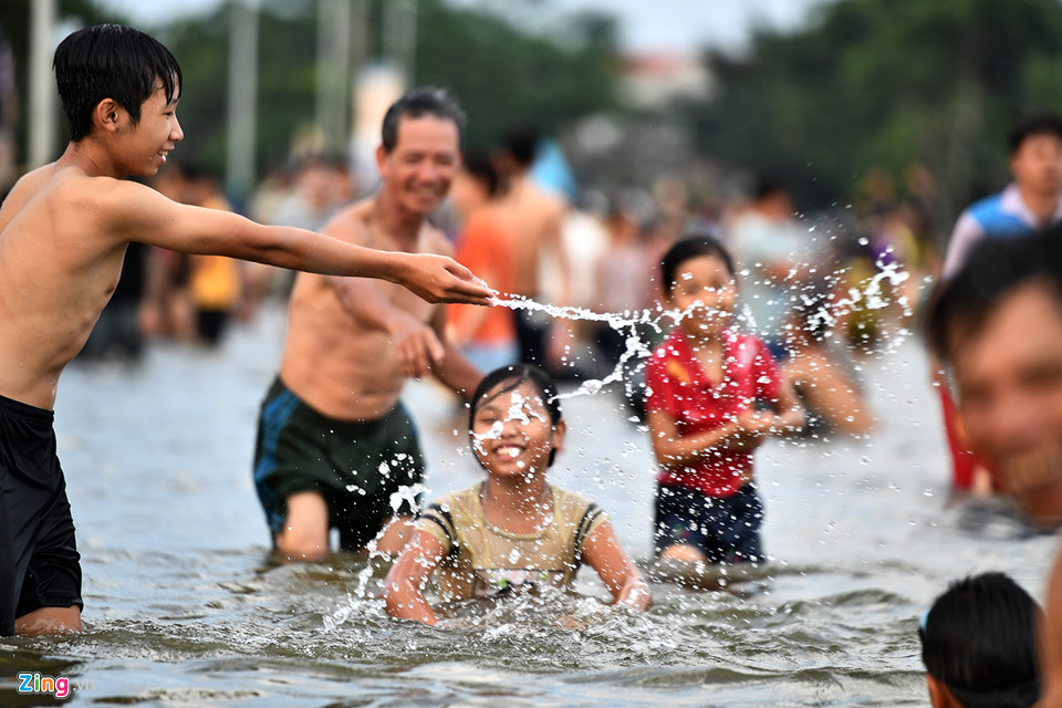 Đổ xô ra đường bơi lội, đánh cá sau hai ngày mưa ngập
