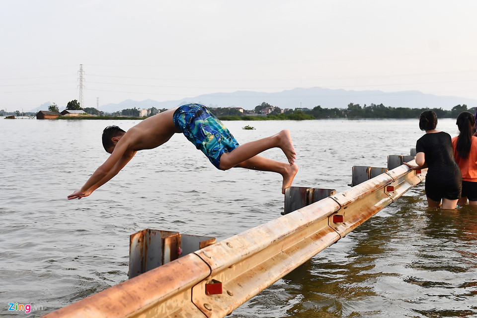 Đổ xô ra đường bơi lội, đánh cá sau hai ngày mưa ngập