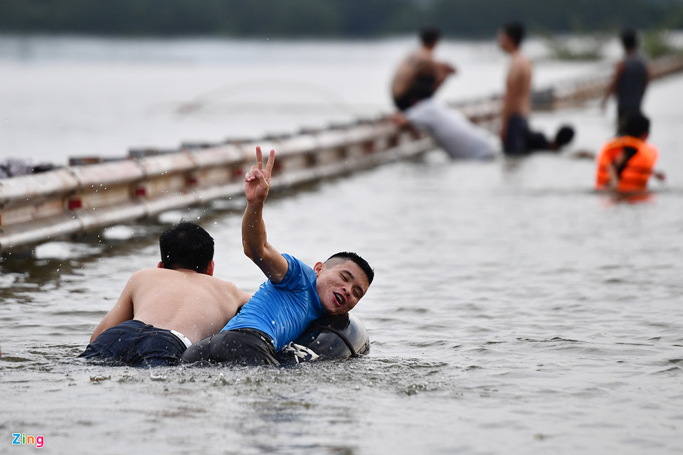 Đổ xô ra đường bơi lội, đánh cá sau hai ngày mưa ngập