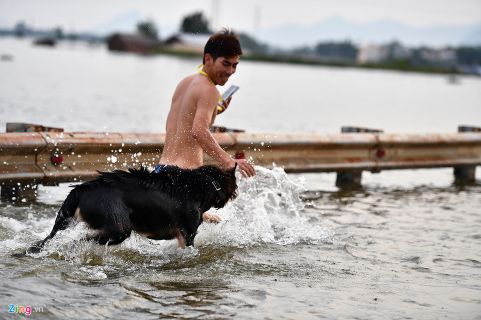 Đổ xô ra đường bơi lội, đánh cá sau hai ngày mưa ngập