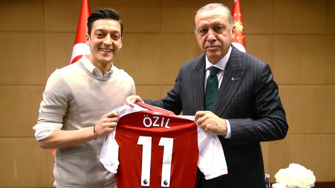 Mesut Oezil từ giã ĐT Đức vì bị phân biệt chủng tộc