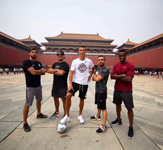 Sự thật bất ngờ vụ Ronaldo mắc bệnh ngôi sao, tức tối bỏ về giữa cuộc phỏng vấn tại Trung Quốc