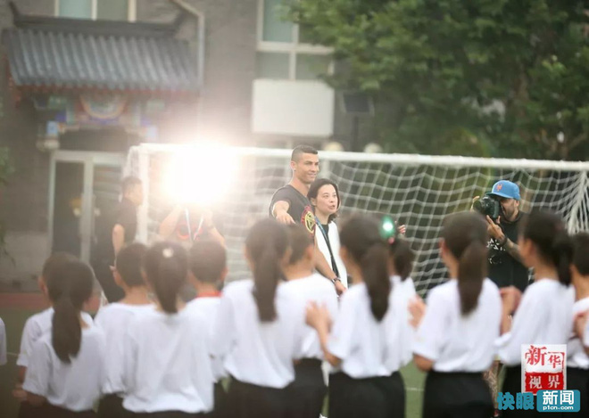 Sự thật bất ngờ vụ Ronaldo mắc bệnh ngôi sao, tức tối bỏ về giữa cuộc phỏng vấn tại Trung Quốc