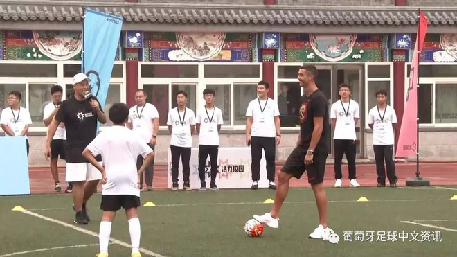 Sự thật bất ngờ vụ Ronaldo mắc bệnh ngôi sao, tức tối bỏ về giữa cuộc phỏng vấn tại Trung Quốc