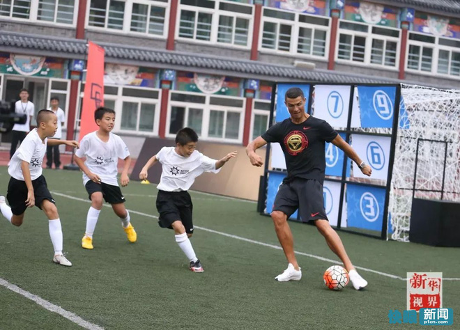 Sự thật bất ngờ vụ Ronaldo mắc bệnh ngôi sao, tức tối bỏ về giữa cuộc phỏng vấn tại Trung Quốc