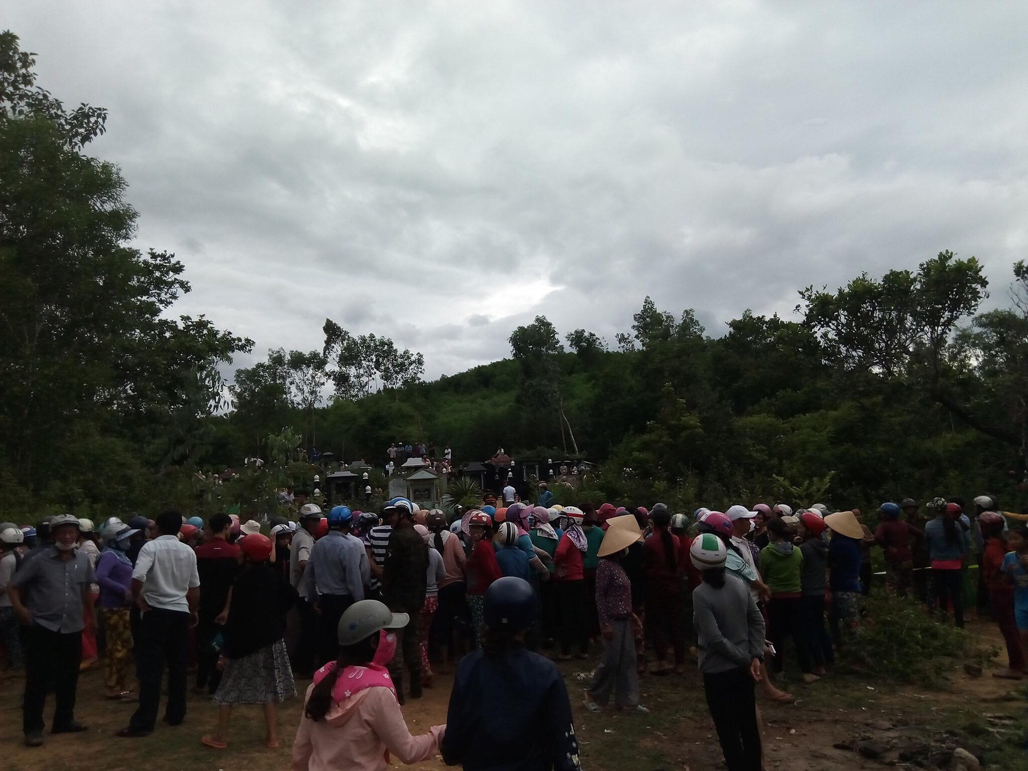 Hiện trường thảm án kinh hoàng 3 người tử vong nghi bị sát hại trong nghĩa địa ở Bình Định