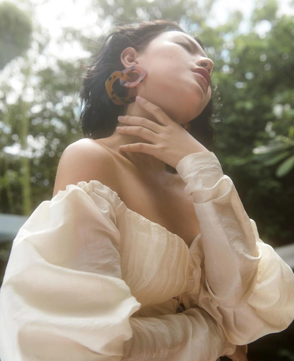 Có gì đặc biệt ở chiếc áo mãi không hết mốt được sao Việt diện suốt cả mùa hè?