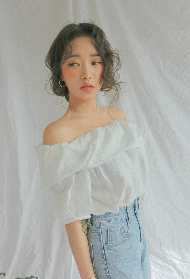 Có gì đặc biệt ở chiếc áo mãi không hết mốt được sao Việt diện suốt cả mùa hè?