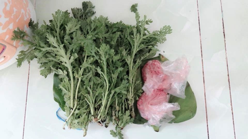 5 năm cưới nhau chồng mới đi chợ 2 lần, vợ trẻ khóc tu tu khi thấy mớ rau chồng mua về hầm với óc lợn