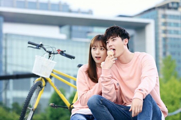 Đặt hai bàn tay lại gần nhau như thế này, bạn sẽ có những khám phá đầy bất ngờ về con đường tình yêu và hôn nhân của mình Đặt hai bàn tay lại gần nhau như thế này, bạn sẽ có những khám phá đầy bất ngờ về con đường tình yêu và hôn nhân của mình