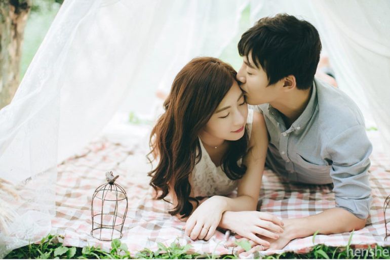 Đặt hai bàn tay lại gần nhau như thế này, bạn sẽ có những khám phá đầy bất ngờ về con đường tình yêu và hôn nhân của mình Đặt hai bàn tay lại gần nhau như thế này, bạn sẽ có những khám phá đầy bất ngờ về con đường tình yêu và hôn nhân của mình