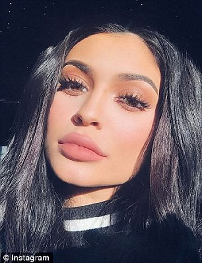 Nữ hoàng môi tều Kylie Jenner gây xôn xao vì đôi môi mỏng dính khó nhận ra sau khi rút filler