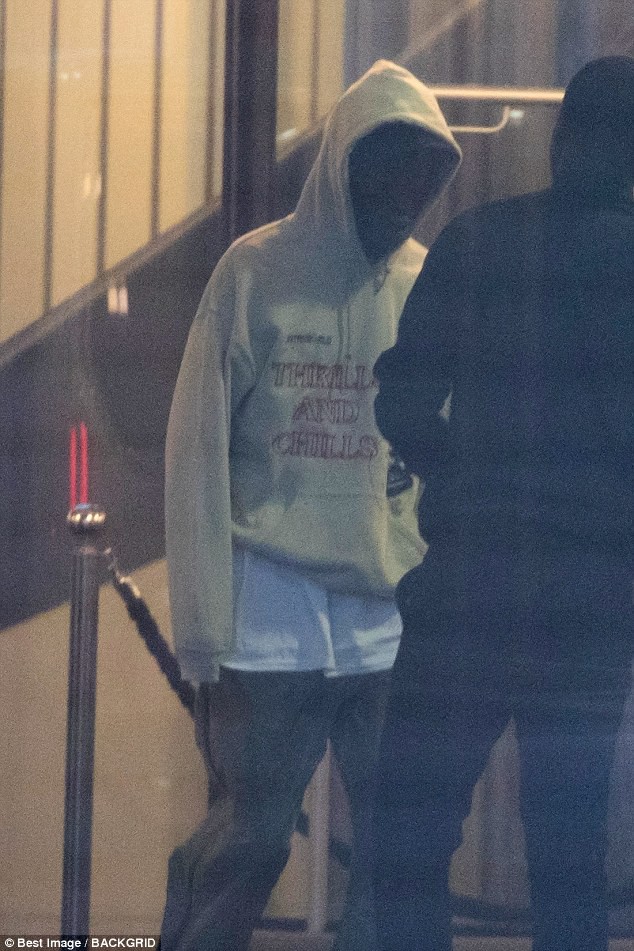 Nữ hoàng môi tều Kylie Jenner gây xôn xao vì đôi môi mỏng dính khó nhận ra sau khi rút filler