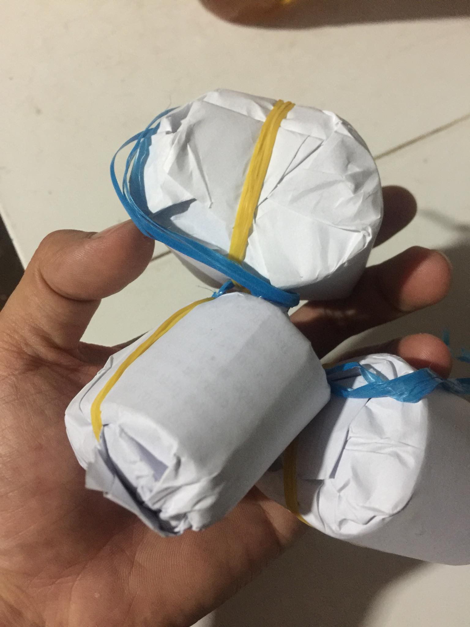 Thánh gian dối: Nam thanh niên đi mua nem, nhưng khi bóc ra liền ngã ngửa khi thấy 3 phần nem 7 phần giấy gói