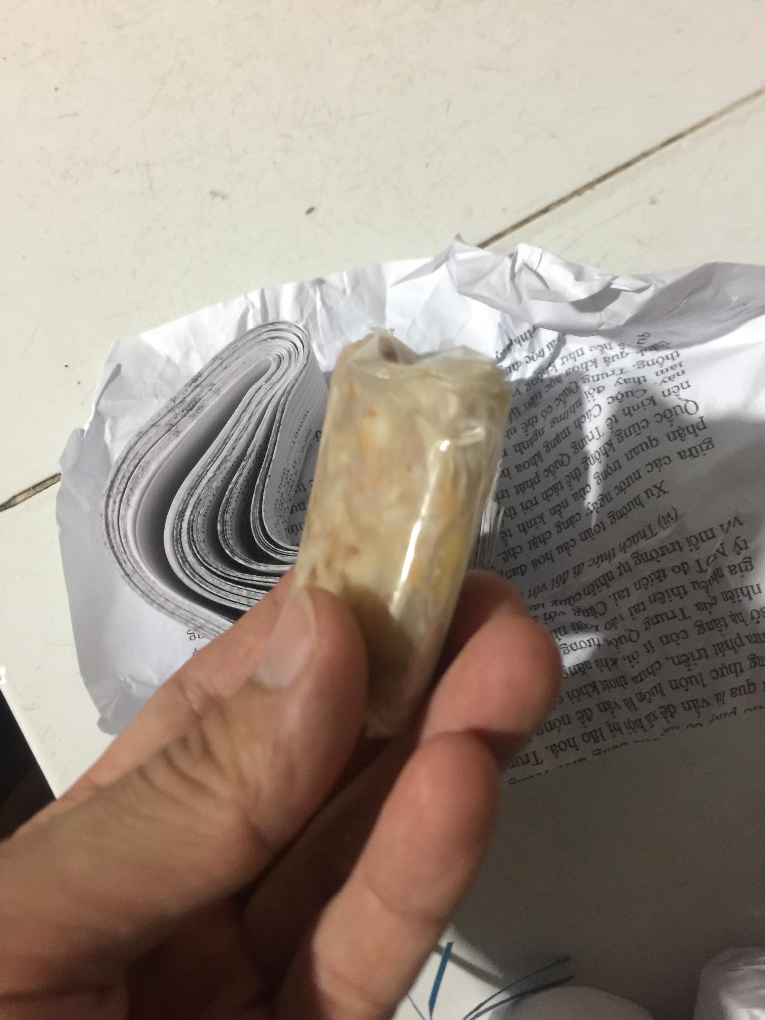 Thánh gian dối: Nam thanh niên đi mua nem, nhưng khi bóc ra liền ngã ngửa khi thấy 3 phần nem 7 phần giấy gói