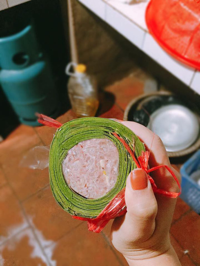 Thánh gian dối: Nam thanh niên đi mua nem, nhưng khi bóc ra liền ngã ngửa khi thấy 3 phần nem 7 phần giấy gói