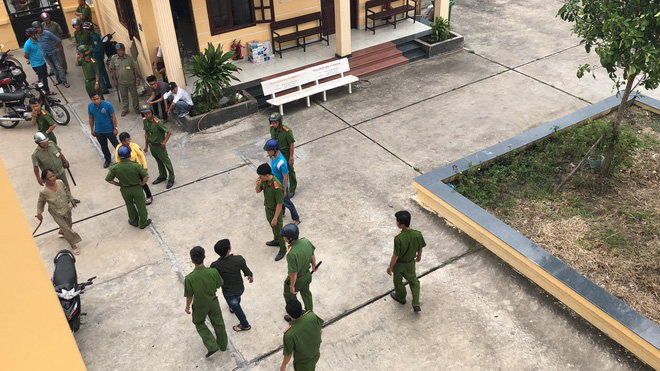 Nhóm người tấn công kiểm sát viên, phóng viên ngay tại tòa