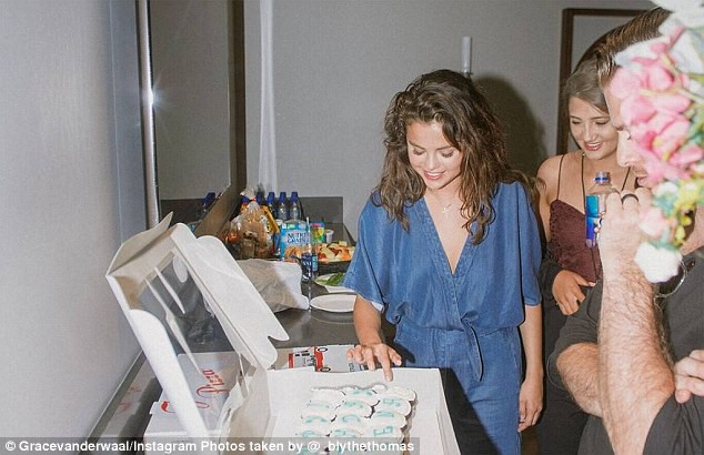 Trăm công ngàn việc, Taylor Swift vẫn không quên làm bánh sinh nhật cực dễ thương tặng Selena Gomez