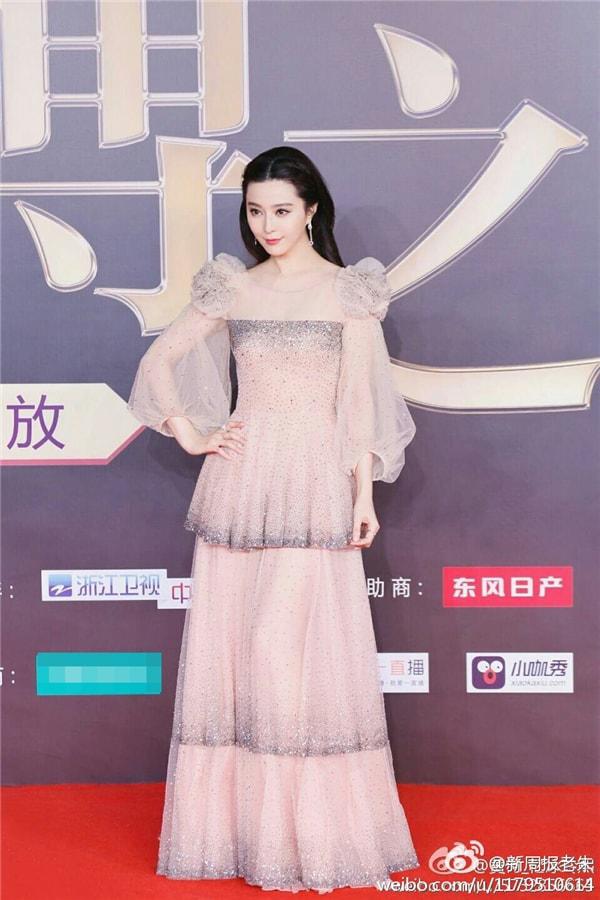 Lựa chọn những kiểu đồ này, vai u thịt bắp như Phạm Băng Băng cũng có cách để trị