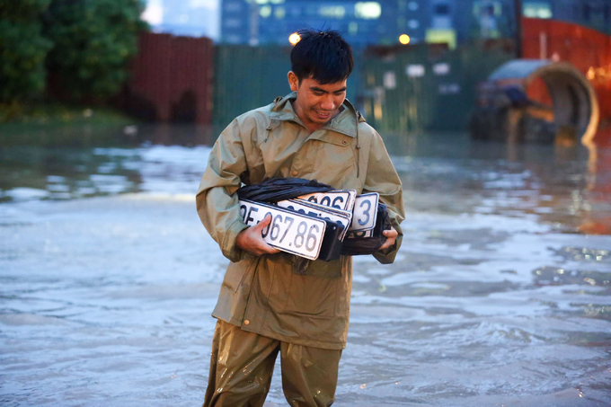 Chuộc biển số ôtô - dịch vụ nở rộ mùa mưa tại Việt Nam