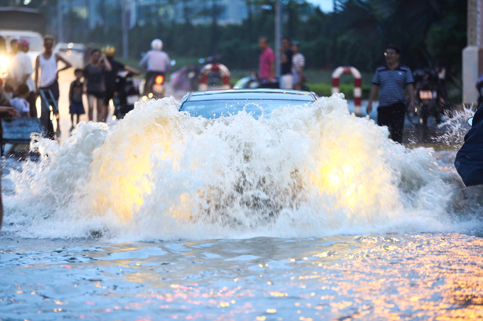 Chuộc biển số ôtô - dịch vụ nở rộ mùa mưa tại Việt Nam