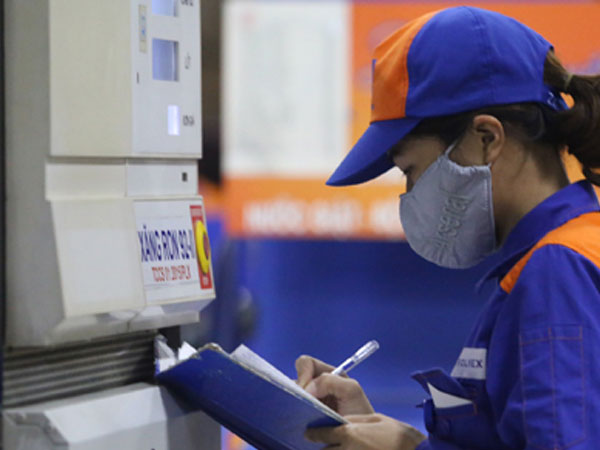 Giữ nguyên giá xăng, giảm giá dầu