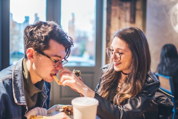 Rủ cả hội bạn thân đi xem phim chùa, cô gái gặp đúng anh chàng quách tỉnh