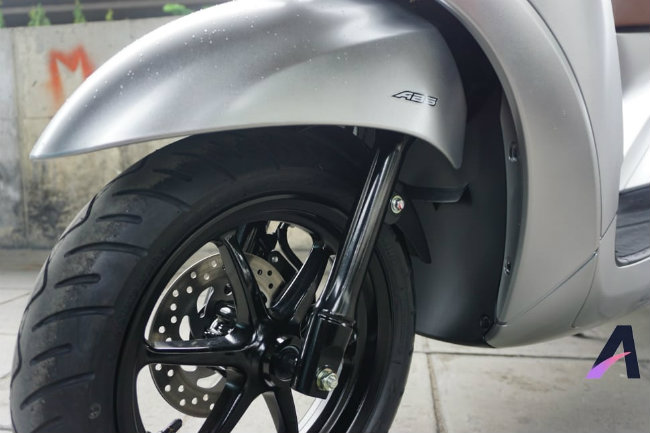 Yamaha Grand Filano Hybrid quá tối tân, Honda Lead choáng