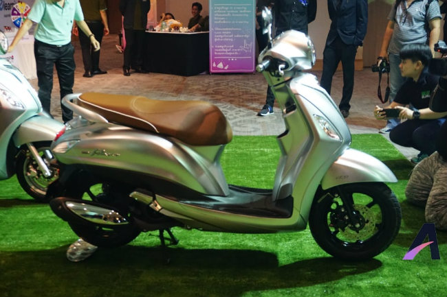 Yamaha Grand Filano Hybrid quá tối tân, Honda Lead choáng