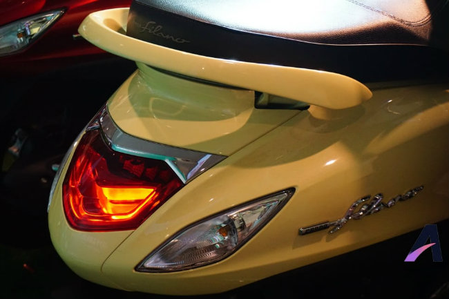 Yamaha Grand Filano Hybrid quá tối tân, Honda Lead choáng