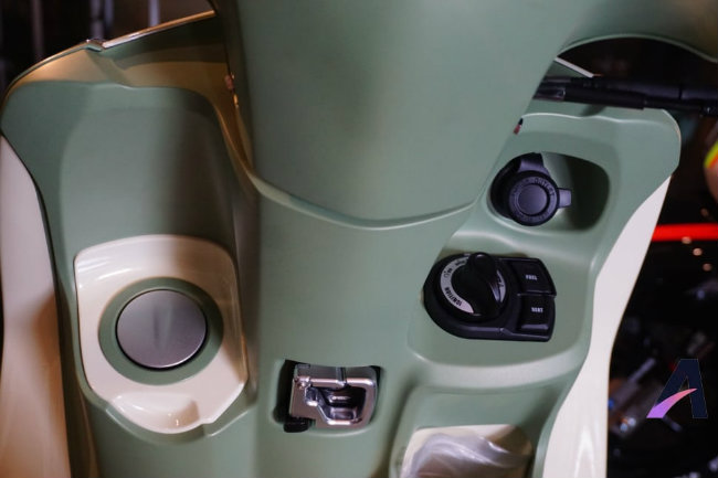 Yamaha Grand Filano Hybrid quá tối tân, Honda Lead choáng