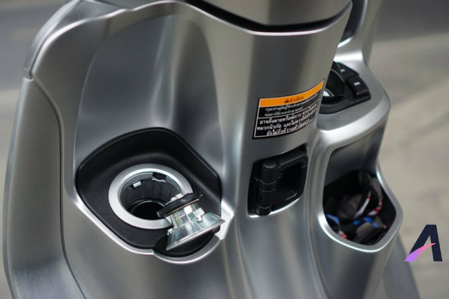 Yamaha Grand Filano Hybrid quá tối tân, Honda Lead choáng