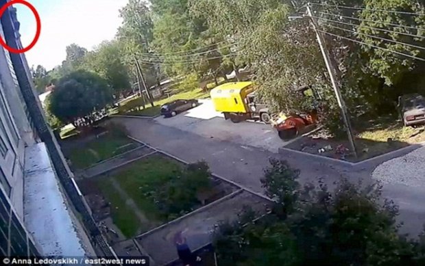 Rơi từ cửa sổ tầng 4, cậu bé thoát chết khó tin