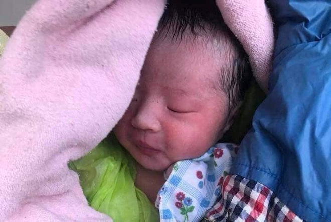 Bé sơ sinh còn nguyên dây rốn bị bỏ rơi trong nghĩa trang