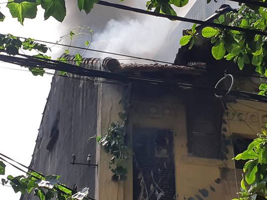 Hà Nội: Cháy lớn nhà kiểu Pháp trên phố, trẻ em lao thoát ra ngoài