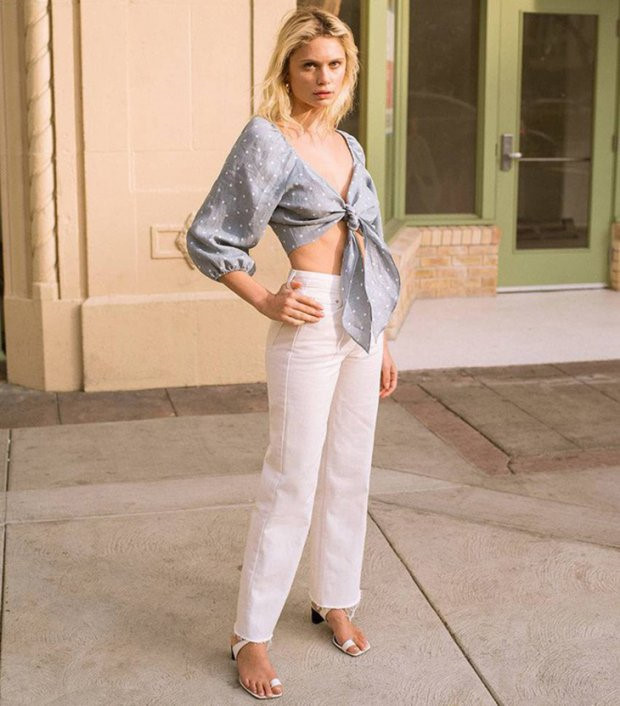 Chiếc áo crop-top giúp che lấp khuyết điểm vòng một trong mùa hè