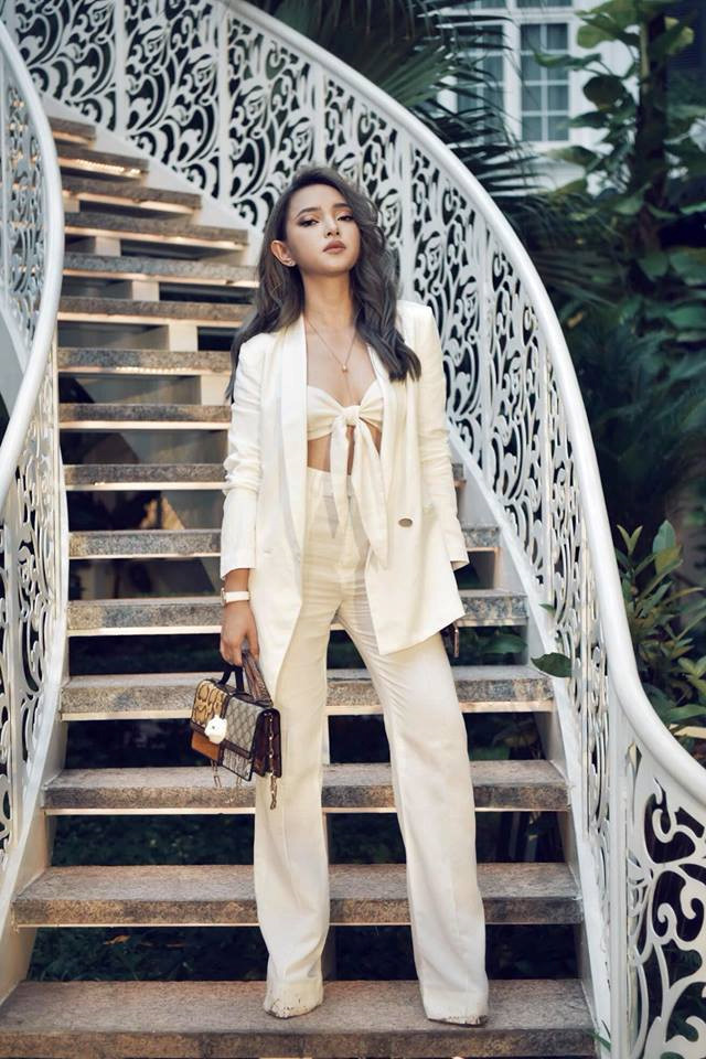 Chiếc áo crop-top giúp che lấp khuyết điểm vòng một trong mùa hè