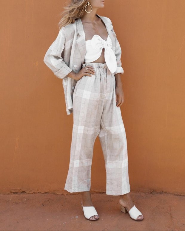 Chiếc áo crop-top giúp che lấp khuyết điểm vòng một trong mùa hè