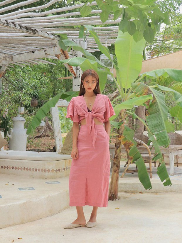 Chiếc áo crop-top giúp che lấp khuyết điểm vòng một trong mùa hè