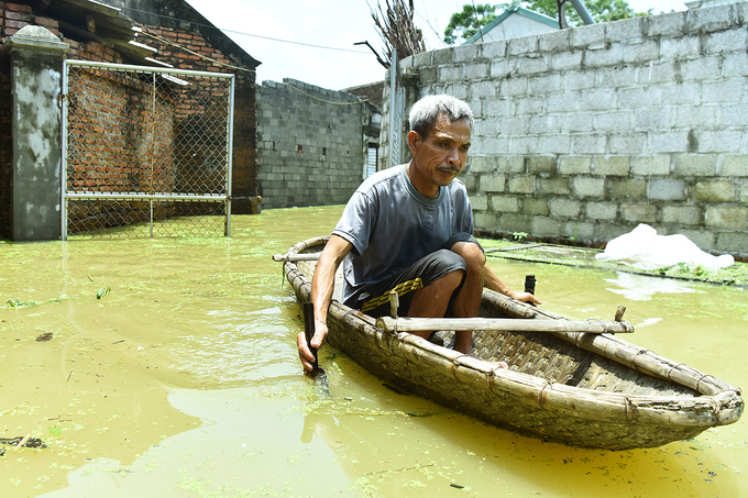 Nước ngập lút mái nhà ở ngoại thành Hà Nội