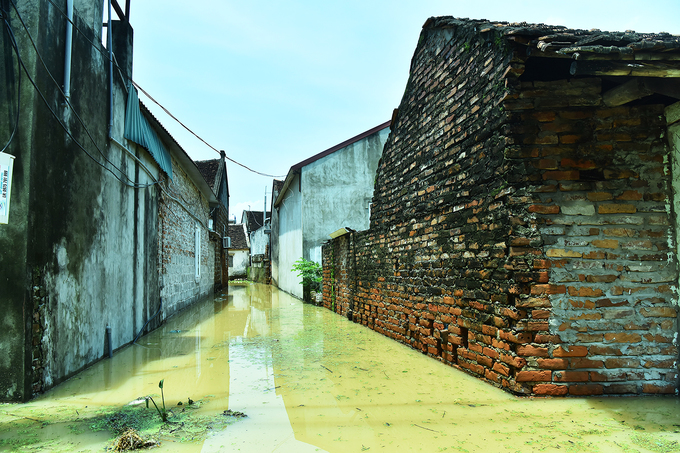 Nước ngập lút mái nhà ở ngoại thành Hà Nội