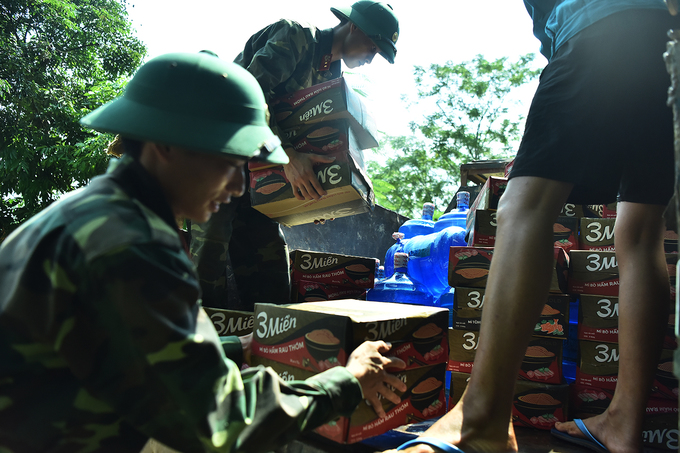 Nước ngập lút mái nhà ở ngoại thành Hà Nội