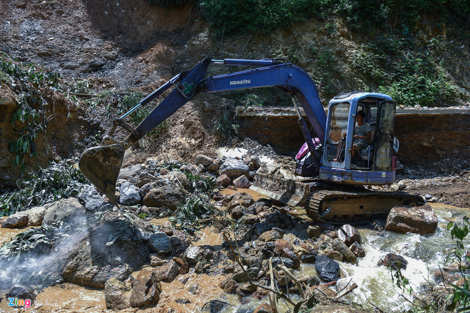 4 ngày sau lũ, nhiều bản làng ở Yên Bái vẫn bị cô lập